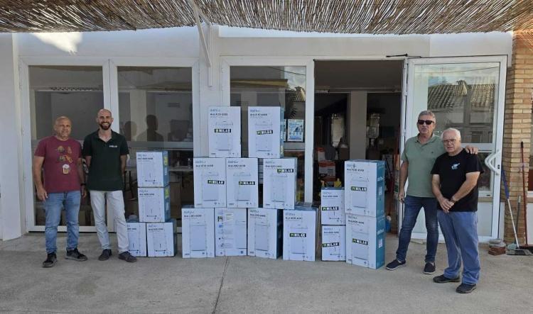 Una oleada de solidaridad inunda Els Poblets: Milar ha llegado cargado de deshumidificadores