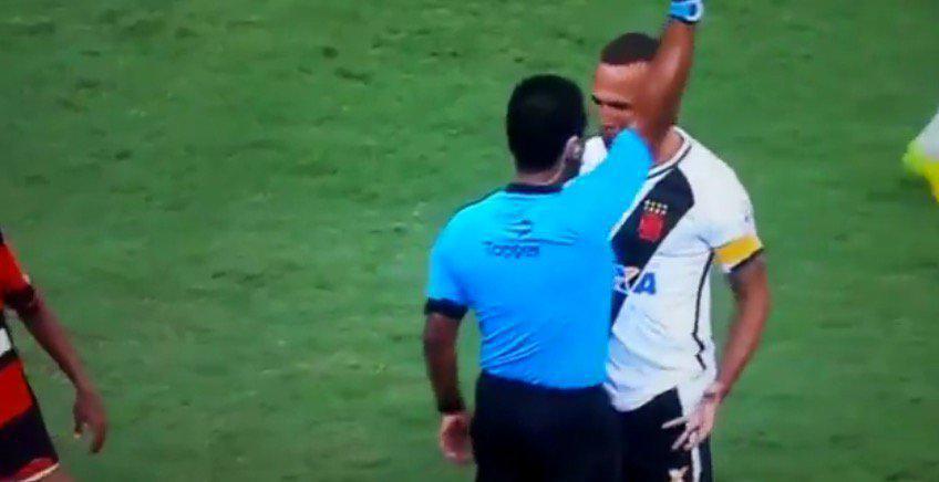 Luis Fabiano prend un carton rouge suite à une simulation de l'arbitre