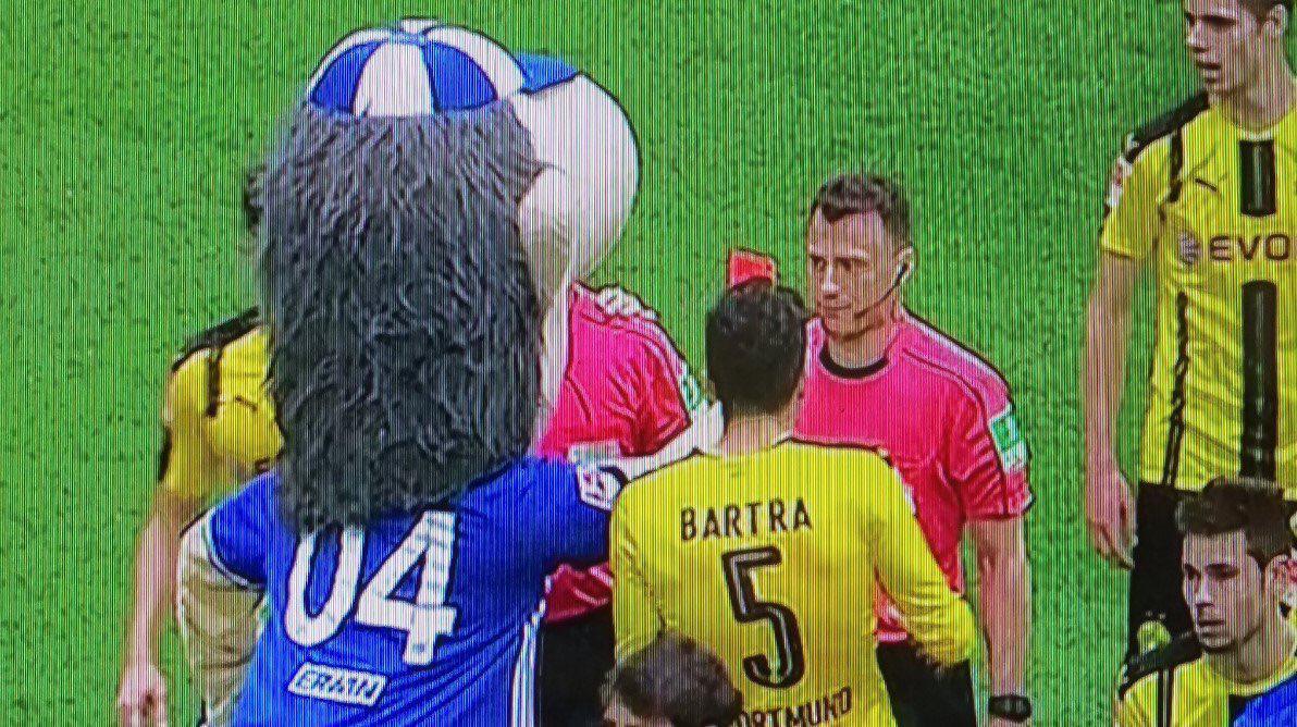 La mascotte de Schalke 04 met un carton rouge à l'arbitre
