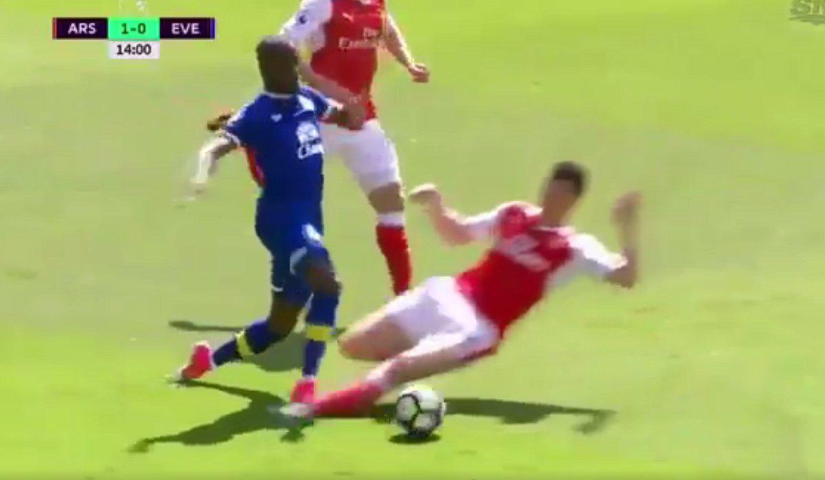 Arsenal - Everton : Laurent Koscielny expulsé après avoir découpé Enner Valencia (vidéo)