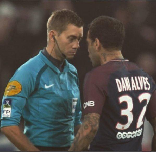PSG : Daniel Alves adresse un message cinglant à Clément Turpin