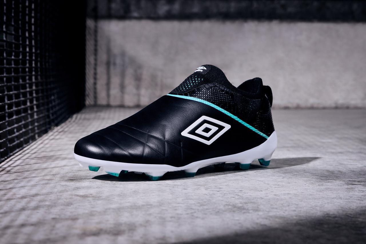 Umbro dévoile la Medusae 3 Elite sa première chaussure de football sans lacets