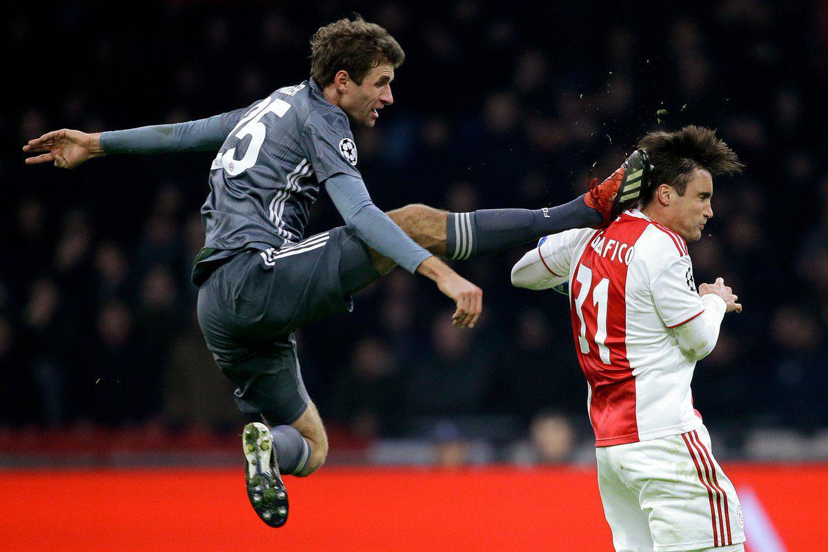 Ajax - Bayern : le tacle assassin de Thomas Müller