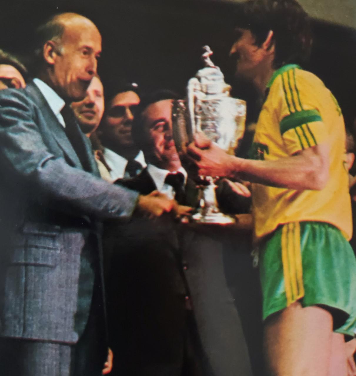Henri Michel reçoit le trophée par Valéry Giscard d'Estaing.