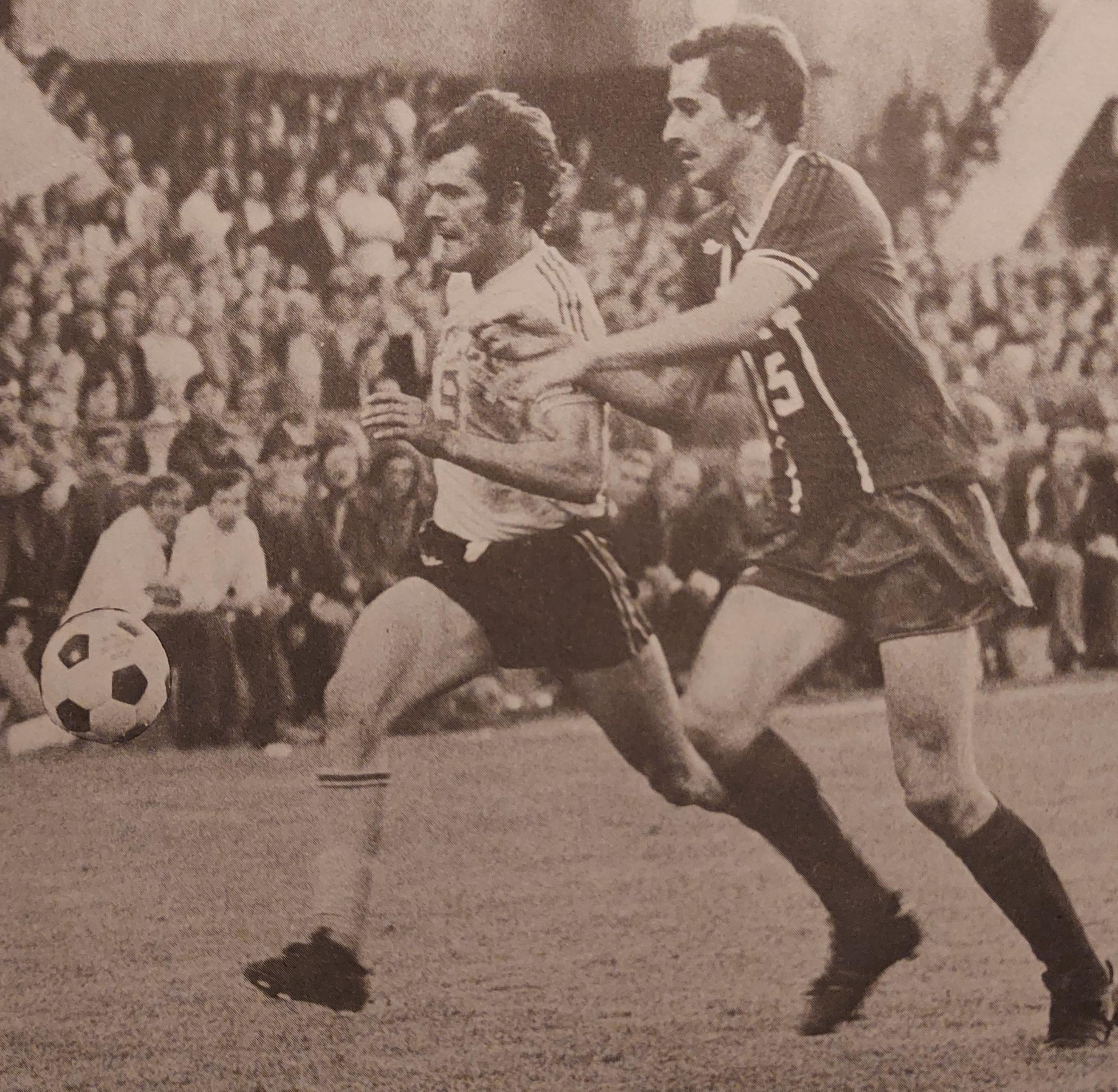Je n'ai connu que l'ASSE et le RC Lens dans ma carrière, avec qui j'ai totalisé 69 buts. Qui suis-je ?