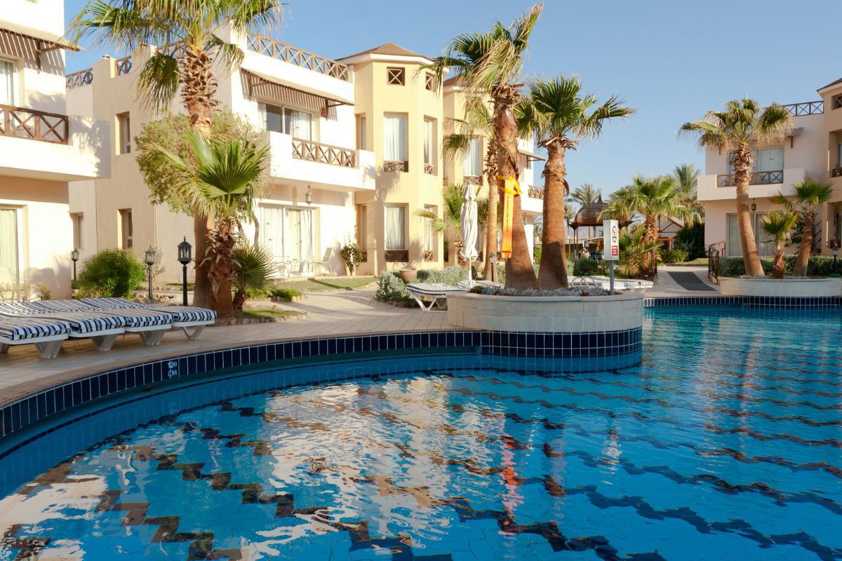 Il nostro Hotel offre una delle più grandi piscine all'aperto della città Il nostro Hotel offre una delle più grandi piscine all'aperto della città