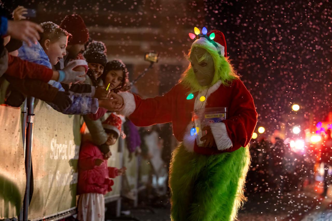 Grinch handing out candy