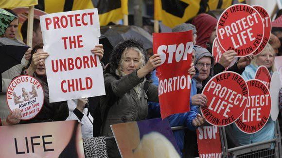 Avortement en Irlande : le débat relancé par la mort d'une jeune femme