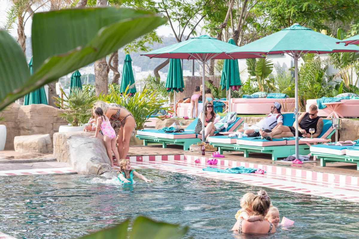 5 Restaurantes Imprescindibles con sol para Familias en Ibiza