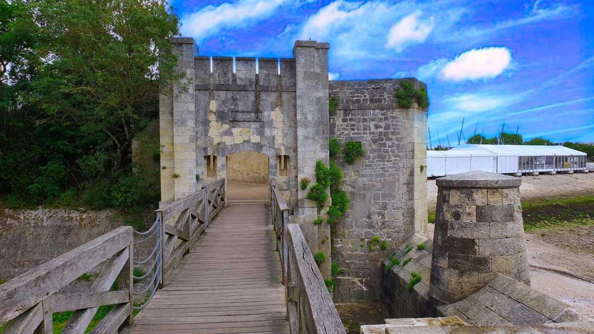 🎧 Le Chemin des Remparts et la Porte des Deux Moulins 🎧 Le Chemin des Remparts et la Porte des Deux Moulins