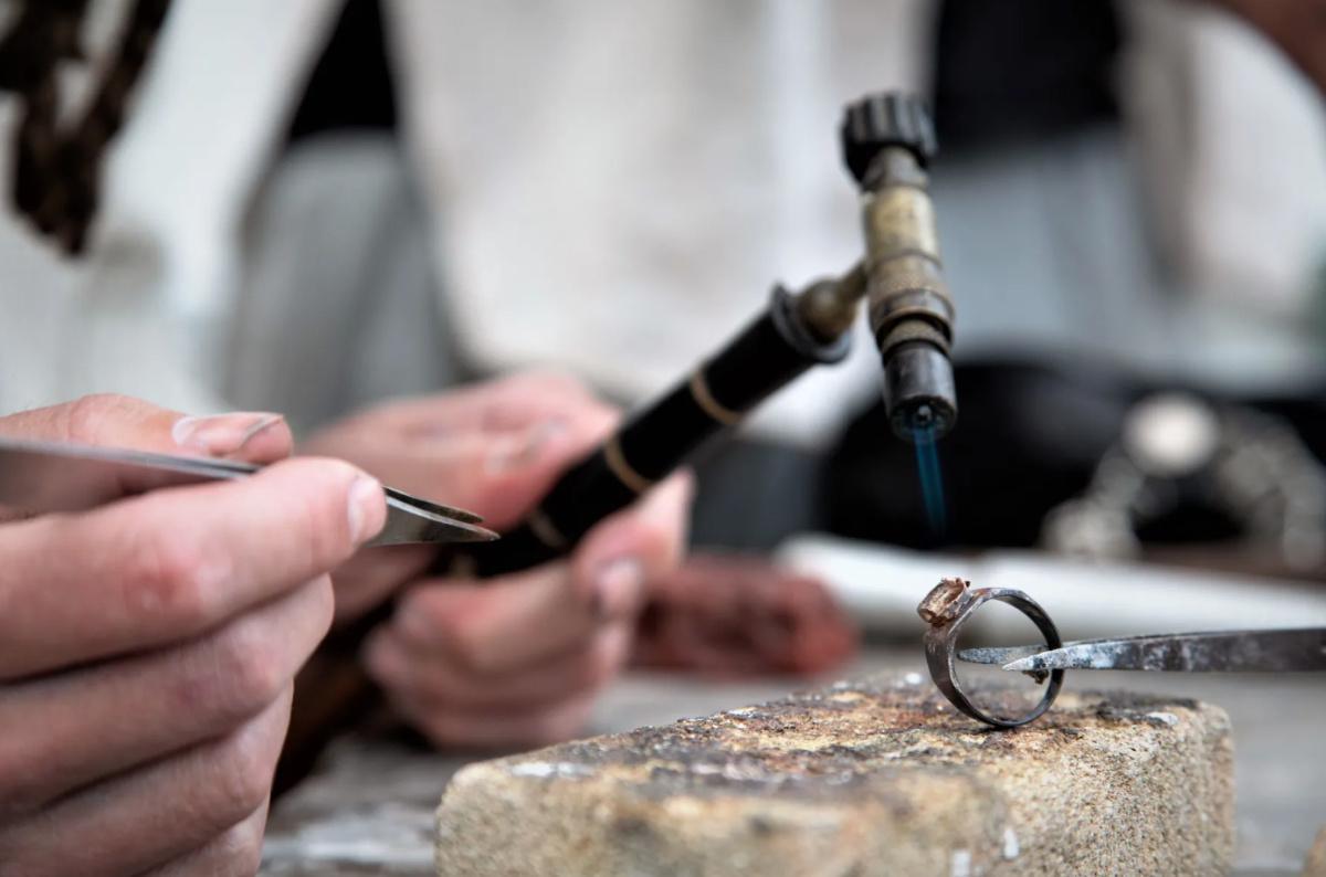 💍 Créez votre propre bague en argent sur l’Île d’Oléron avec Guillaume 💍 Créez votre propre bague en argent sur l’Île d’Oléron avec Guillaume