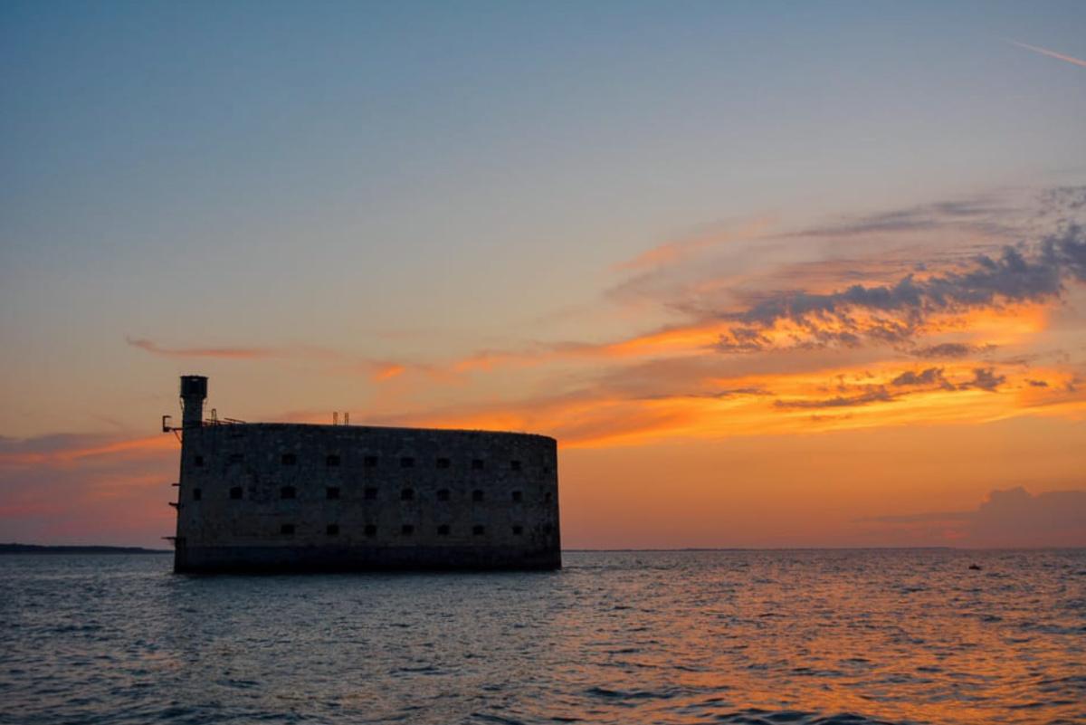 🌅 Admirez Fort Boyard au coucher du soleil 🌅 Admirez Fort Boyard au coucher du soleil