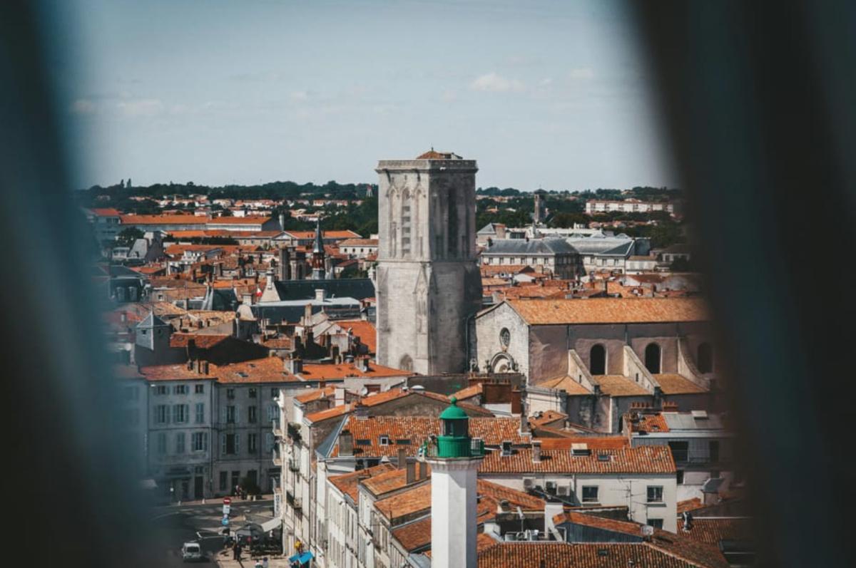 🏰 Plongez dans l’histoire de La Rochelle à travers sa vieille ville et son port 🏰 Plongez dans l’histoire de La Rochelle à travers sa vieille ville et son port