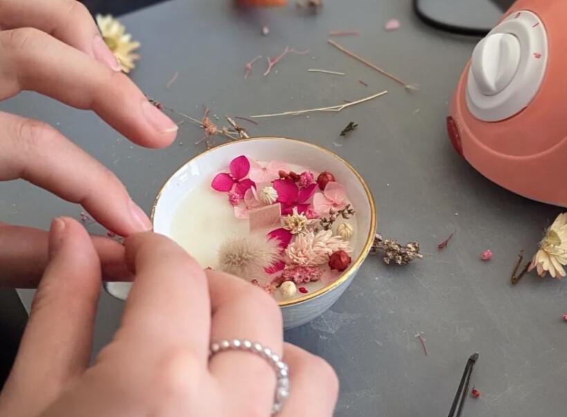 🕯️ Créez votre propre bougie fleurie avec Sarah à La Rochelle 🕯️ Créez votre propre bougie fleurie avec Sarah à La Rochelle