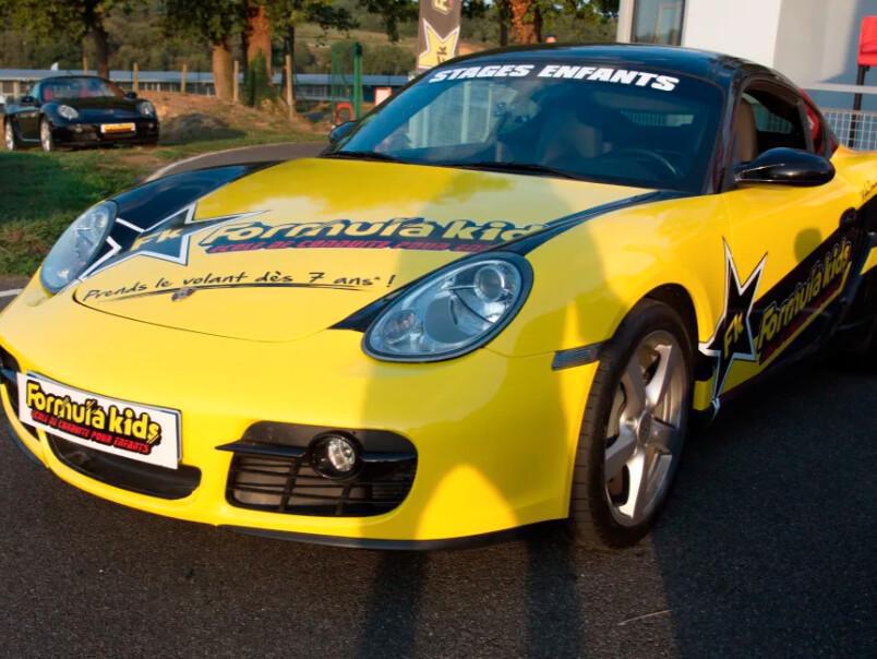 🏎️ Offrez à votre enfant une expérience de conduite inoubliable au volant d'une Porsche Cayman 🏎️ Offrez à votre enfant une expérience de conduite inoubliable au volant d'une Porsche Cayman