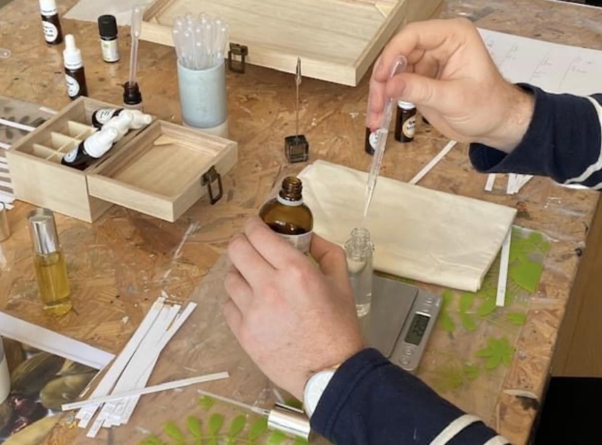 Création de parfum naturel personnalisé aux Cabanes Urbaines