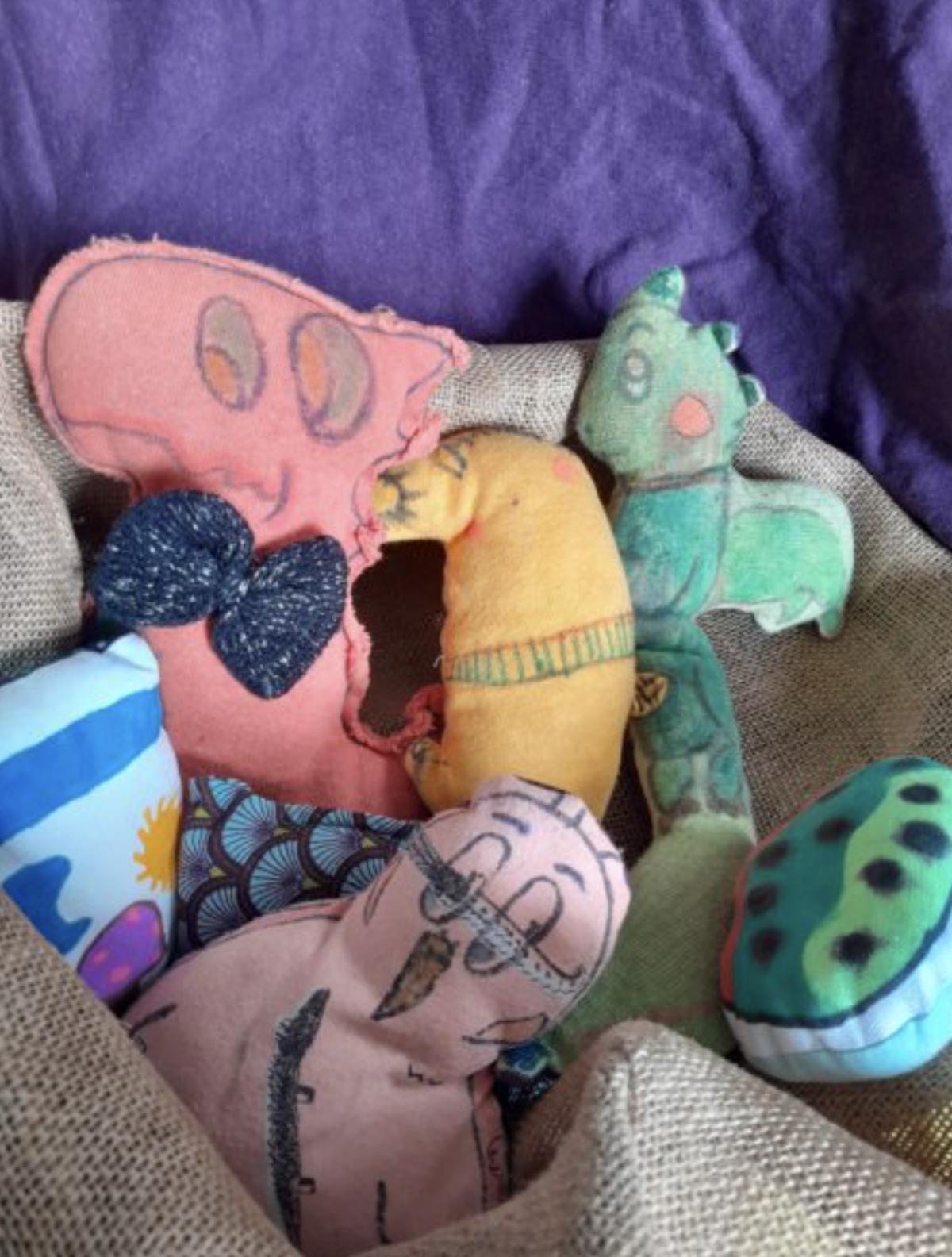 Atelier de créations de doudous en textile « Dessine-moi un doudou » aux Cabanes Urbaines Atelier de créations de doudous en textile « Dessine-moi un doudou » aux Cabanes Urbaines