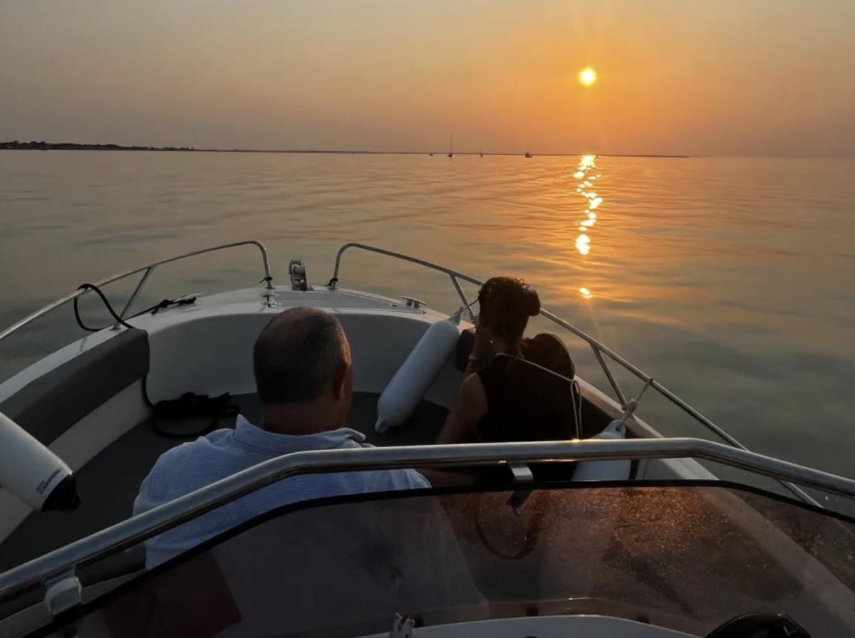 Balade en bateau au coucher de soleil au Port de La Rochelle