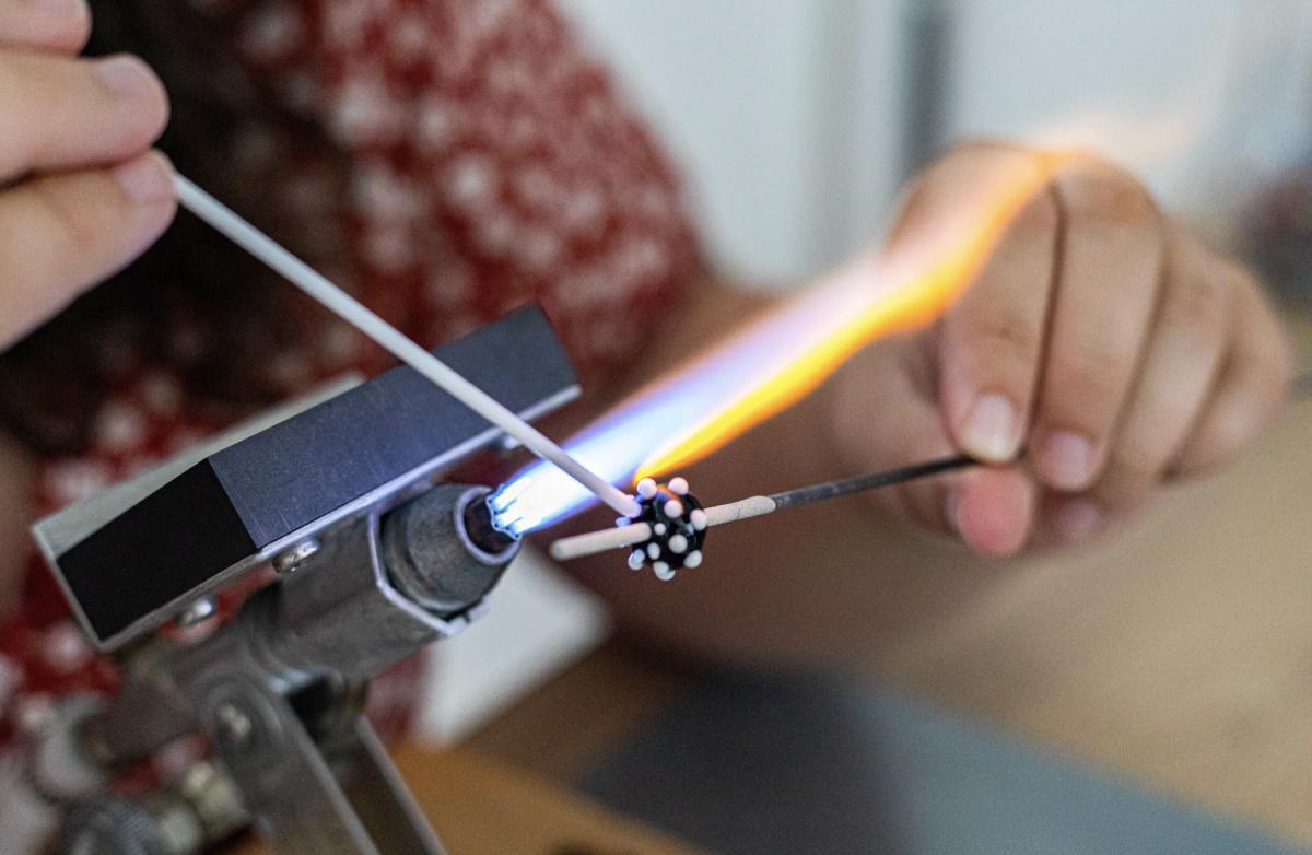 Initiation au filage de verre à l'Atelier de Pauline