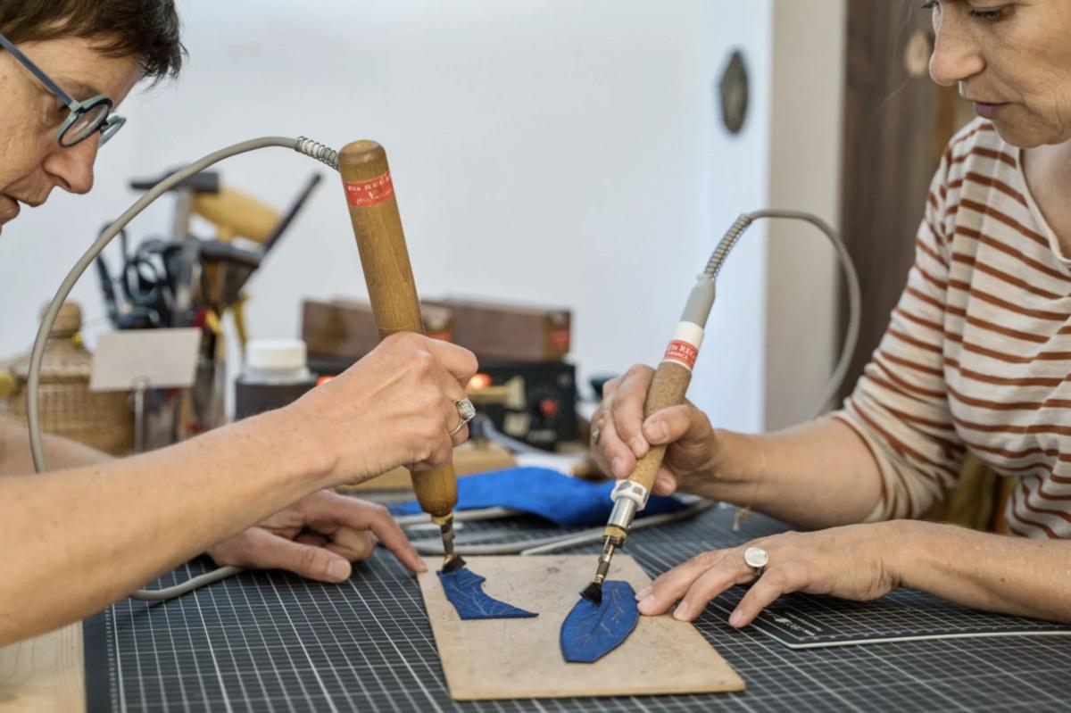 Concevez votre porte-monnaie en cuir à l'Atelier de Sandra Concevez votre porte-monnaie en cuir à l'Atelier de Sandra
