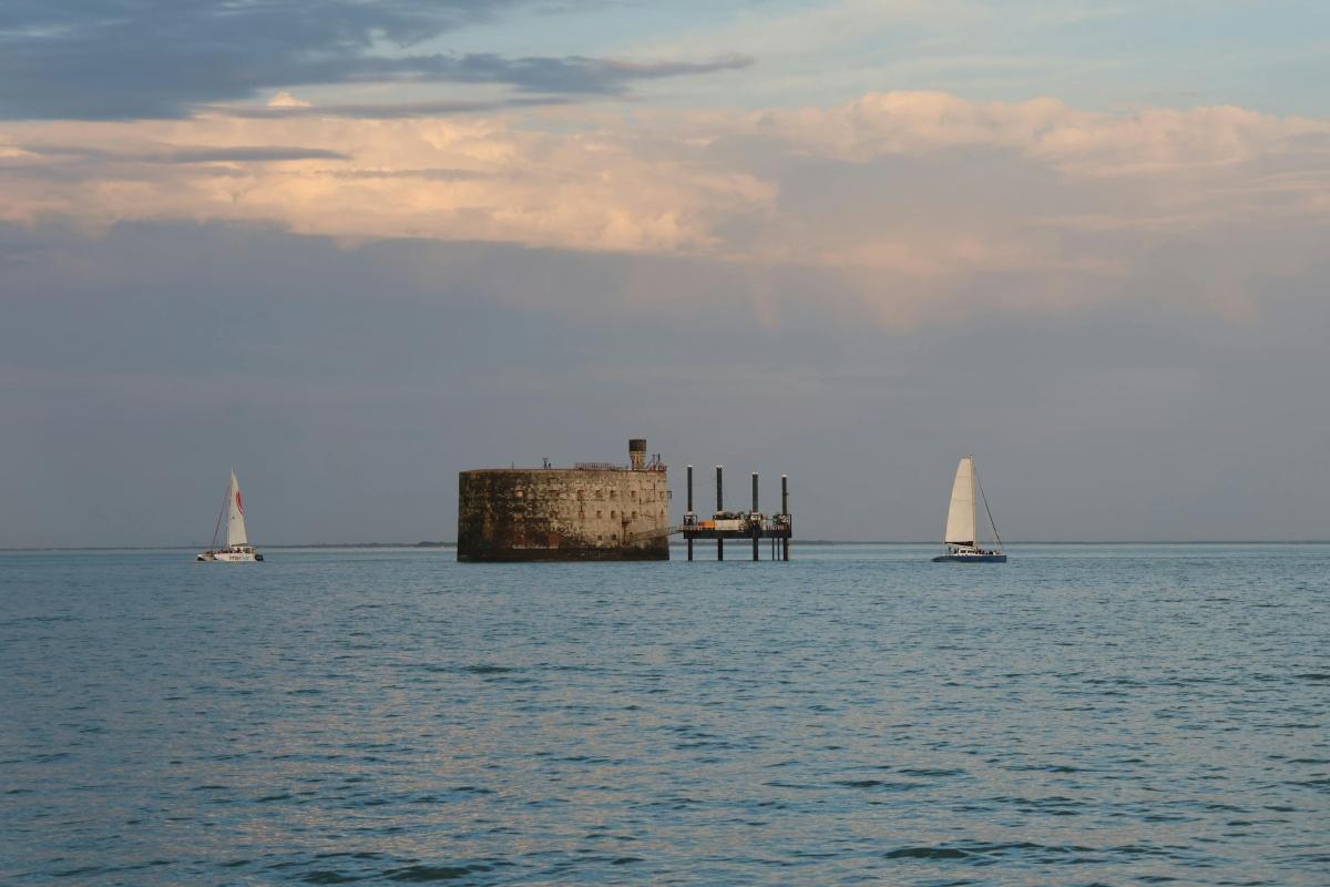 Croisières et excursions en mer depuis La Rochelle 2026 : Fort Boyard, Îles, dauphins Croisières et excursions en mer depuis La Rochelle 2026 : Fort Boyard, Îles, dauphins