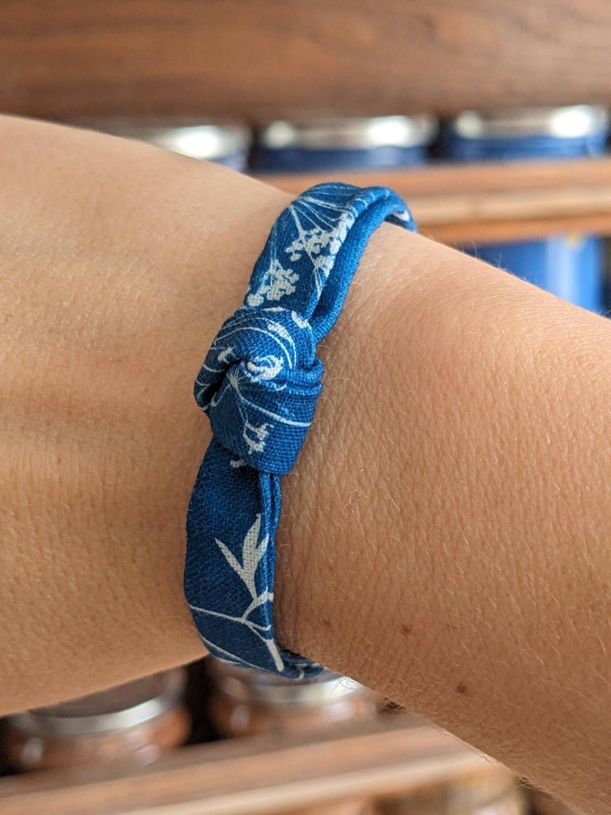 Atelier bracelet en tissu cyanotype aux ATEliees