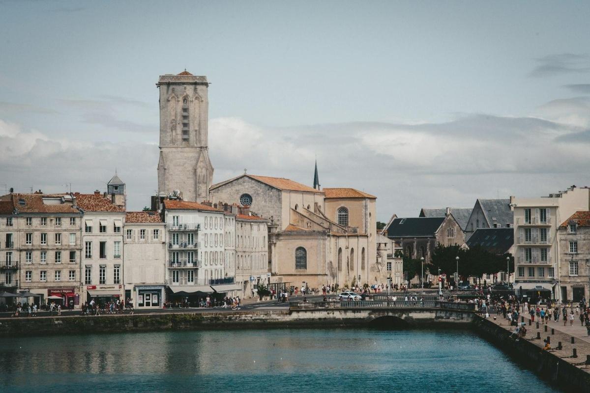 Venir à La Rochelle en train : TGV, gare et où dormir sans voiture Venir à La Rochelle en train : TGV, gare et où dormir sans voiture