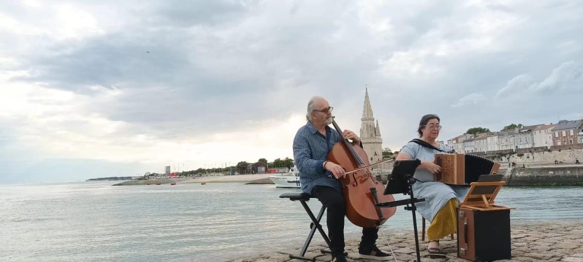 Les couchers de soleil en musique, accordéon et violoncelle au Gabut Les couchers de soleil en musique, accordéon et violoncelle au Gabut