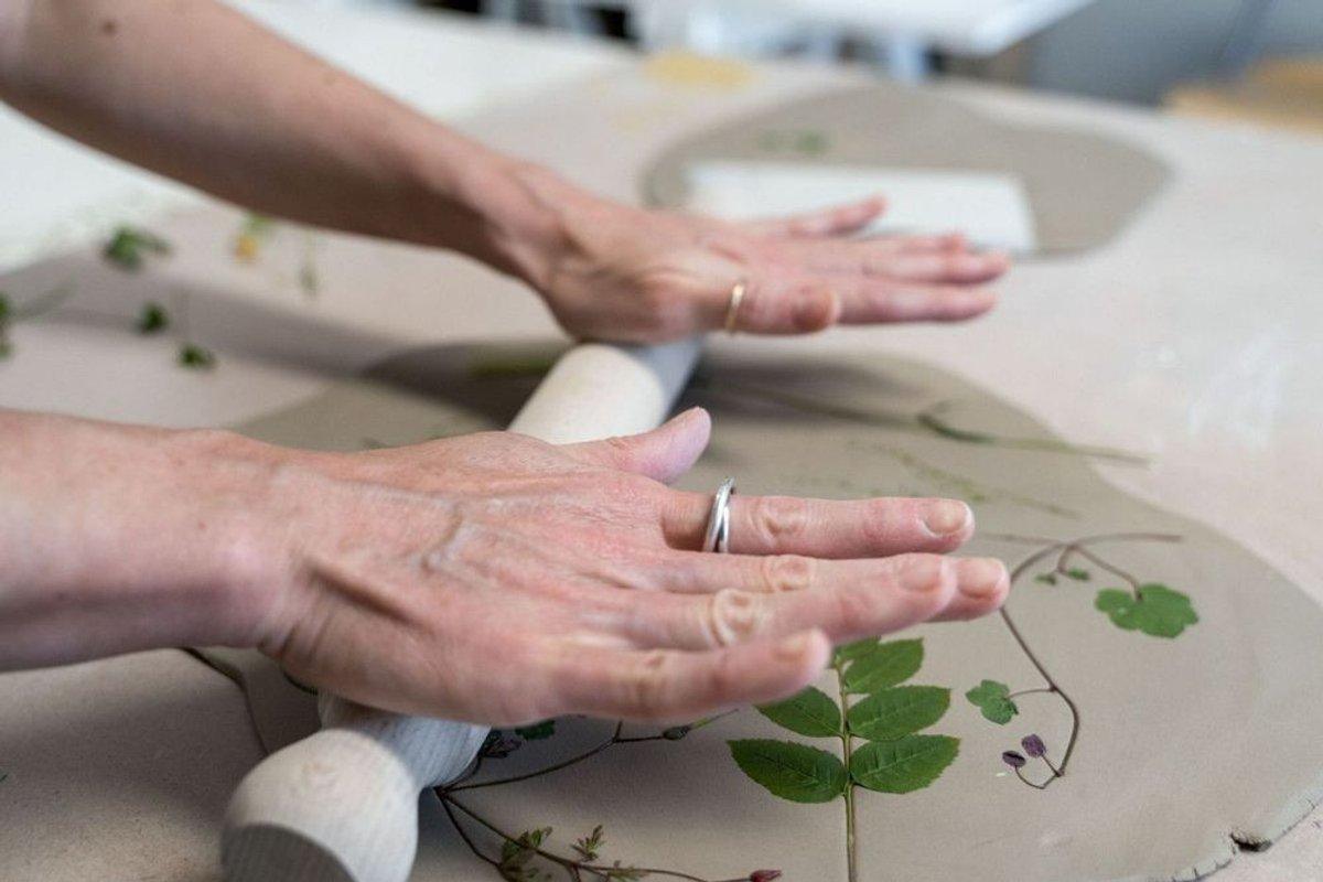 Décorez votre duo d'assiettes à l'estampage naturel à La Rochelle Décorez votre duo d'assiettes à l'estampage naturel à La Rochelle