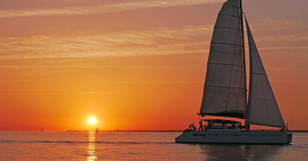 Croisière au coucher du soleil depuis le Vieux-Port de La Rochelle Croisière au coucher du soleil depuis le Vieux-Port de La Rochelle