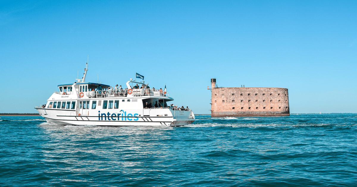 Excursion guidée en bateau vers Fort Boyard depuis La Rochelle Excursion guidée en bateau vers Fort Boyard depuis La Rochelle