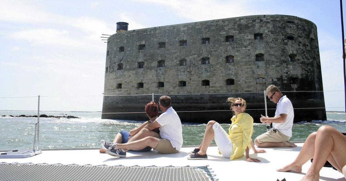 Croisière en voilier jusqu'à Fort Boyard depuis La Rochelle Croisière en voilier jusqu'à Fort Boyard depuis La Rochelle