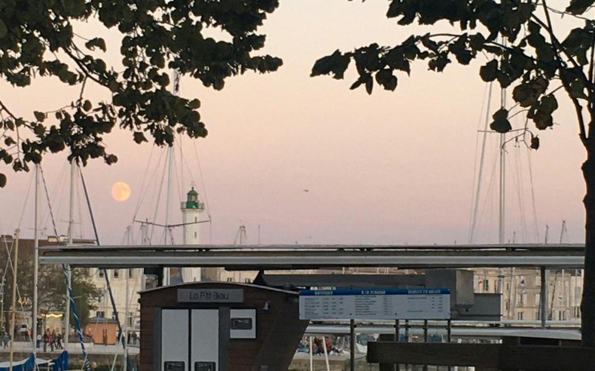 EVJF et EVG à La Rochelle : sorties en mer, activités, soirée et où dormir en groupe EVJF et EVG à La Rochelle : sorties en mer, activités, soirée et où dormir en groupe