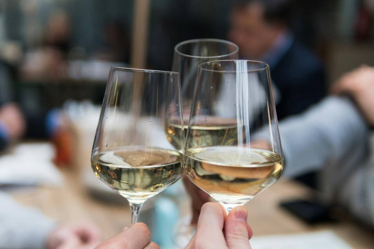 3 vinos blancos con maridaje