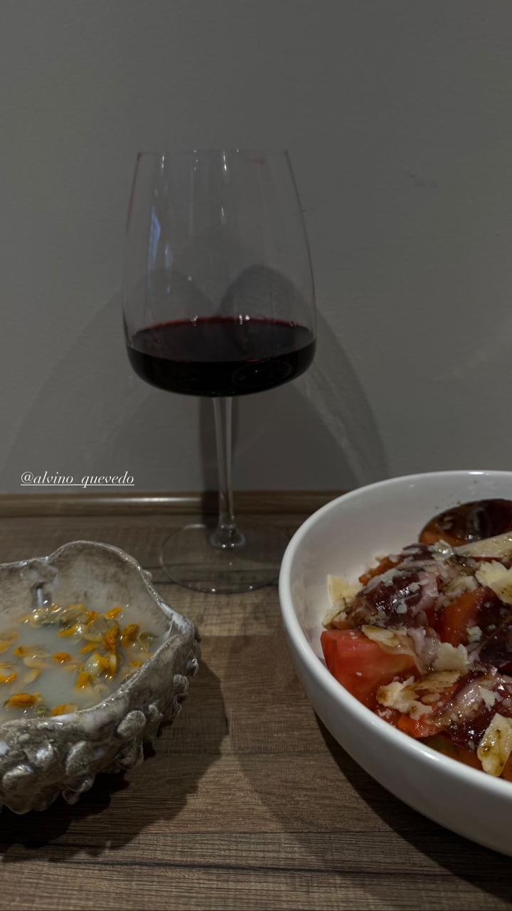 Ensalada tomate con jamón y parmesano