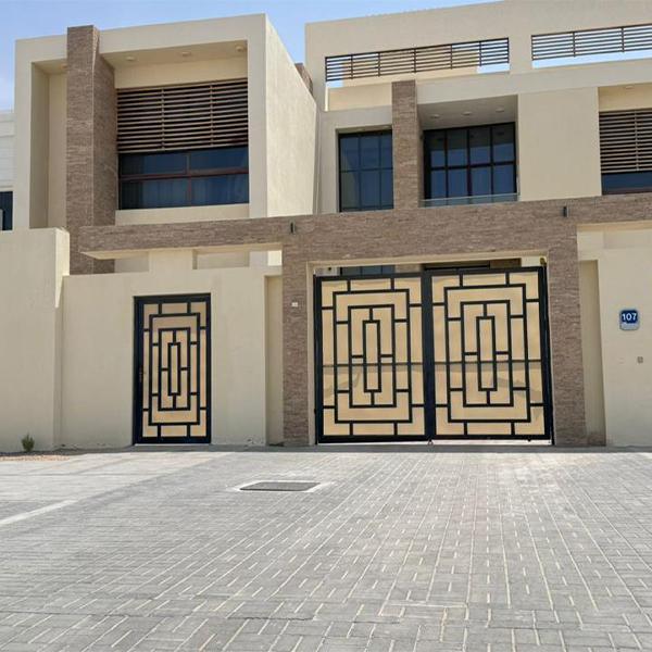 باب حديد مشغول مع فايبر جلاص حاجب للرؤيه ارقي التصميمات الكلاسيكيه والعصريه