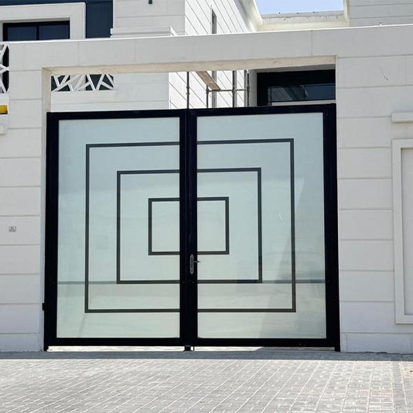 باب حديد مشغول يتميز بالبساطه وروعه التصميم معالج ضد عوامل الجو والامطار