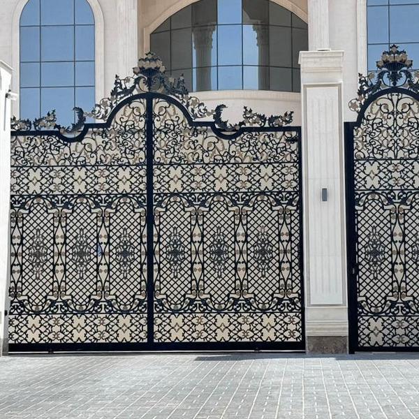 باب حديد مشغول به تفاصيل دقيقه نعمل دائما علي تنفيذها باعلي جوده من خلال فريق عمل متخصص