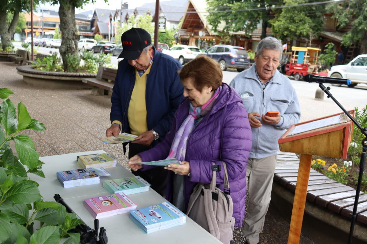 Acopucón entrega información a las comunidades de Villarrica y Pucón