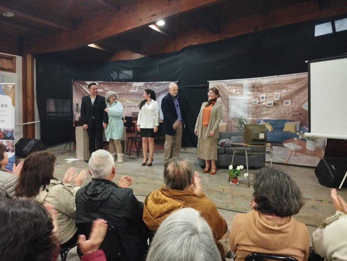 Obra teatral de adultos mayores sacó aplausos en Pucón Obra teatral de adultos mayores sacó aplausos en Pucón