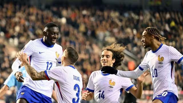 França supera expulsão e vence Bélgica na Liga das Nações