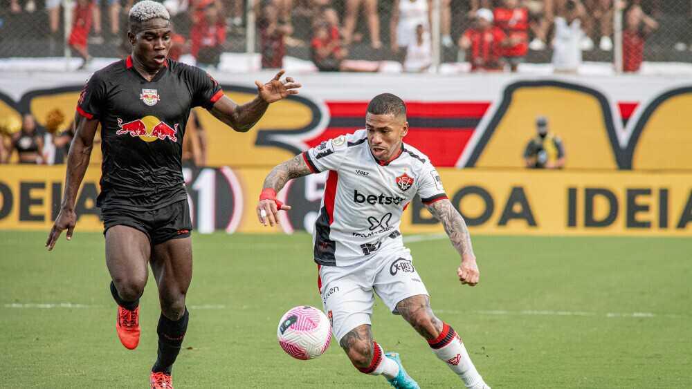 O Vitória vence o RB Bragantino por 1 a 0 com gol de Everaldo e sai do Z-4