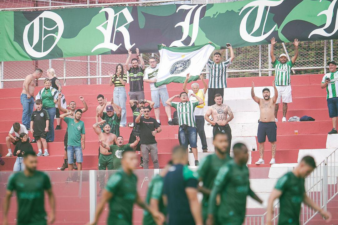 O Coritiba vence o Vila Nova de 3 a 0 com um jogador a menos e sonha com acesso