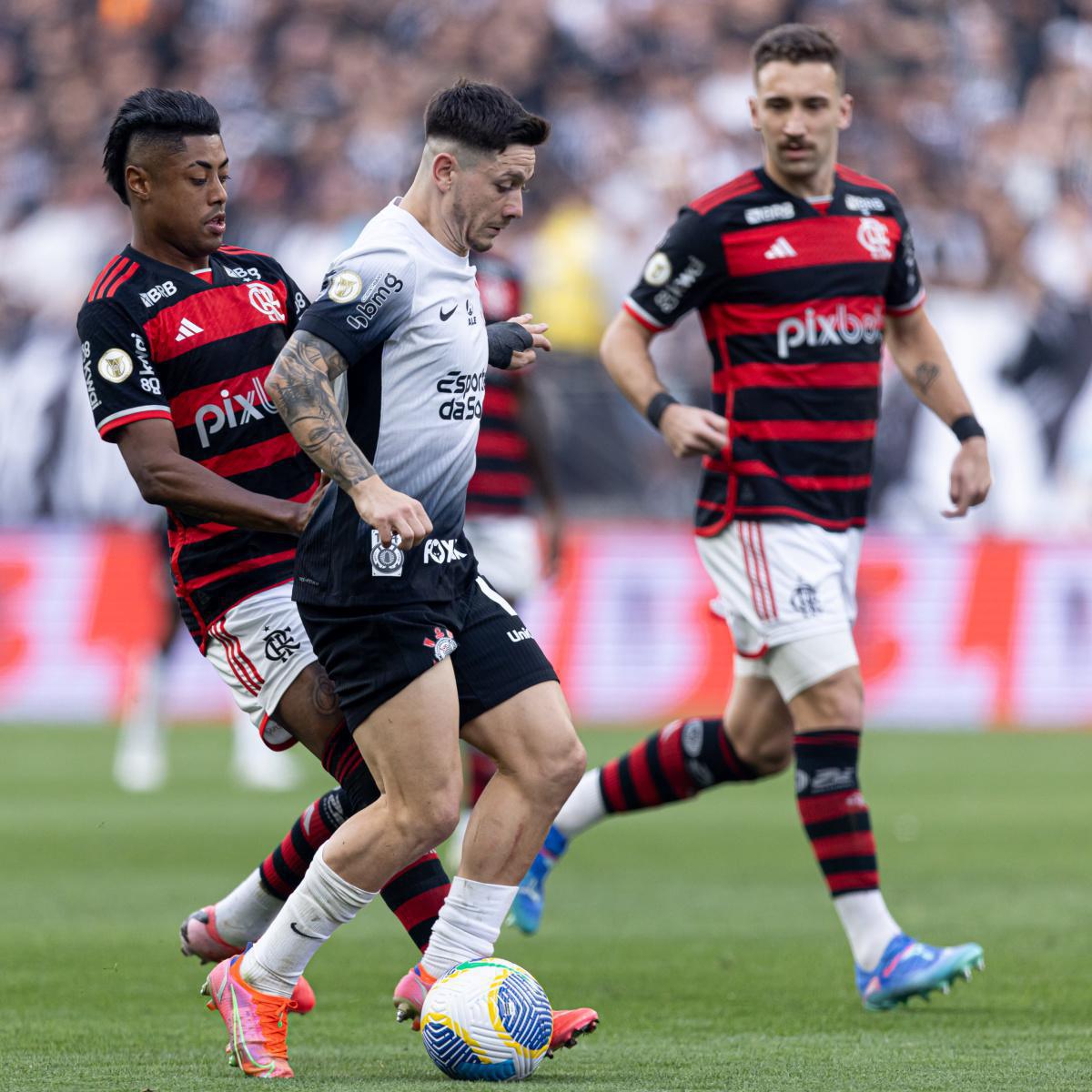 Flamengo segura o Corinthians com um a menos por 0 a 0 e vai à final da Copa do Brasil Flamengo segura o Corinthians com um a menos por 0 a 0 e vai à final da Copa do Brasil