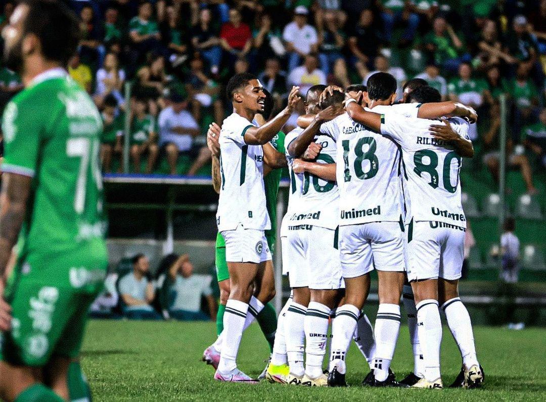 Goiás domina e goleia a Chapecoense por 4 a 0 no início da 33ª rodada