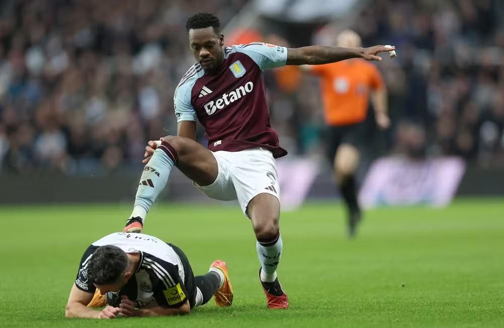 Atacante do Aston Villa recebe cartão vermelho após pisar em zagueiro do Newcastle