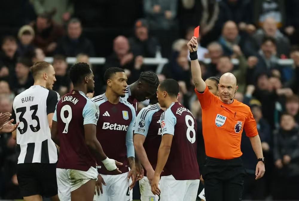 Atacante do Aston Villa recebe cartão vermelho após pisar em zagueiro do Newcastle