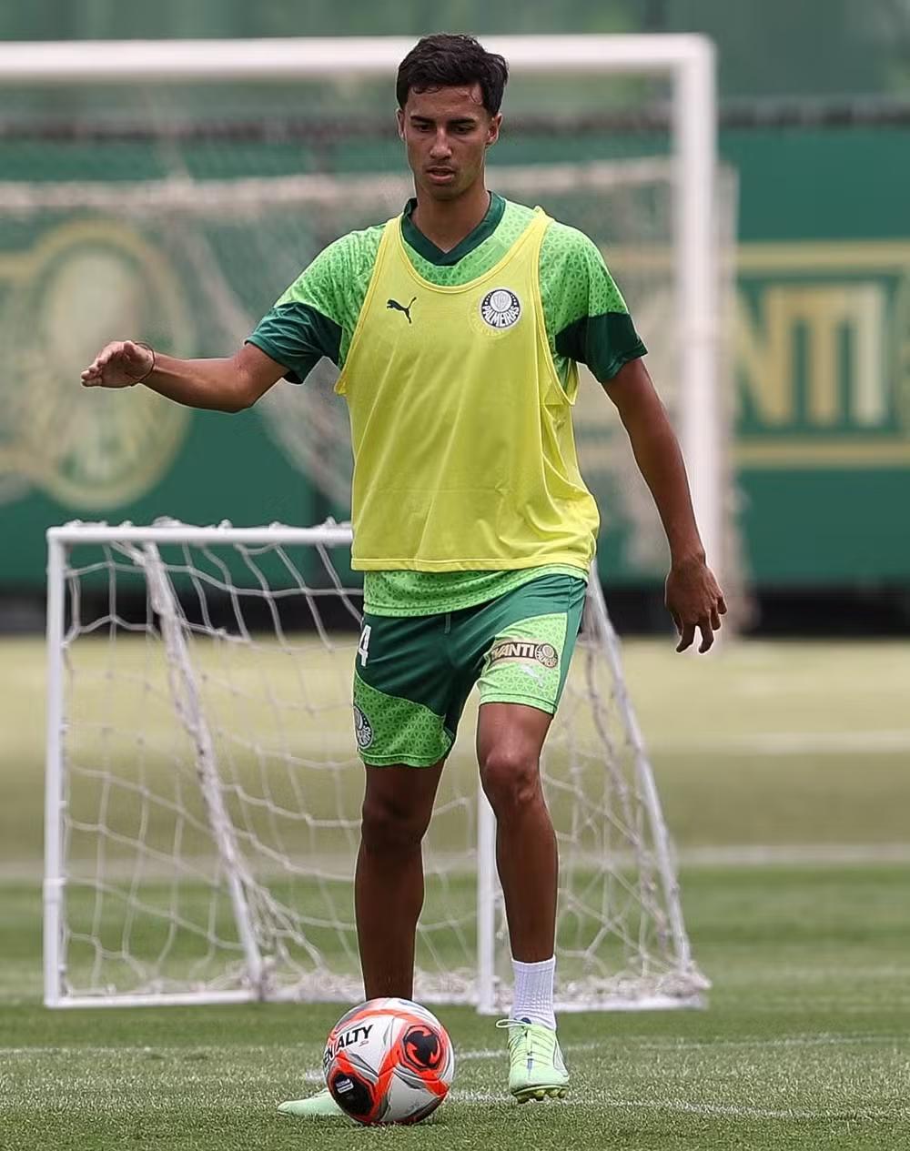 Manchester City faz oferta por Vitor Reis; Palmeiras busca mantê-lo até o Mundial