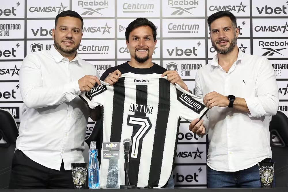 Artur tem nome publicado no BID e pode estrear pelo Botafogo na Supercopa Rei 2025