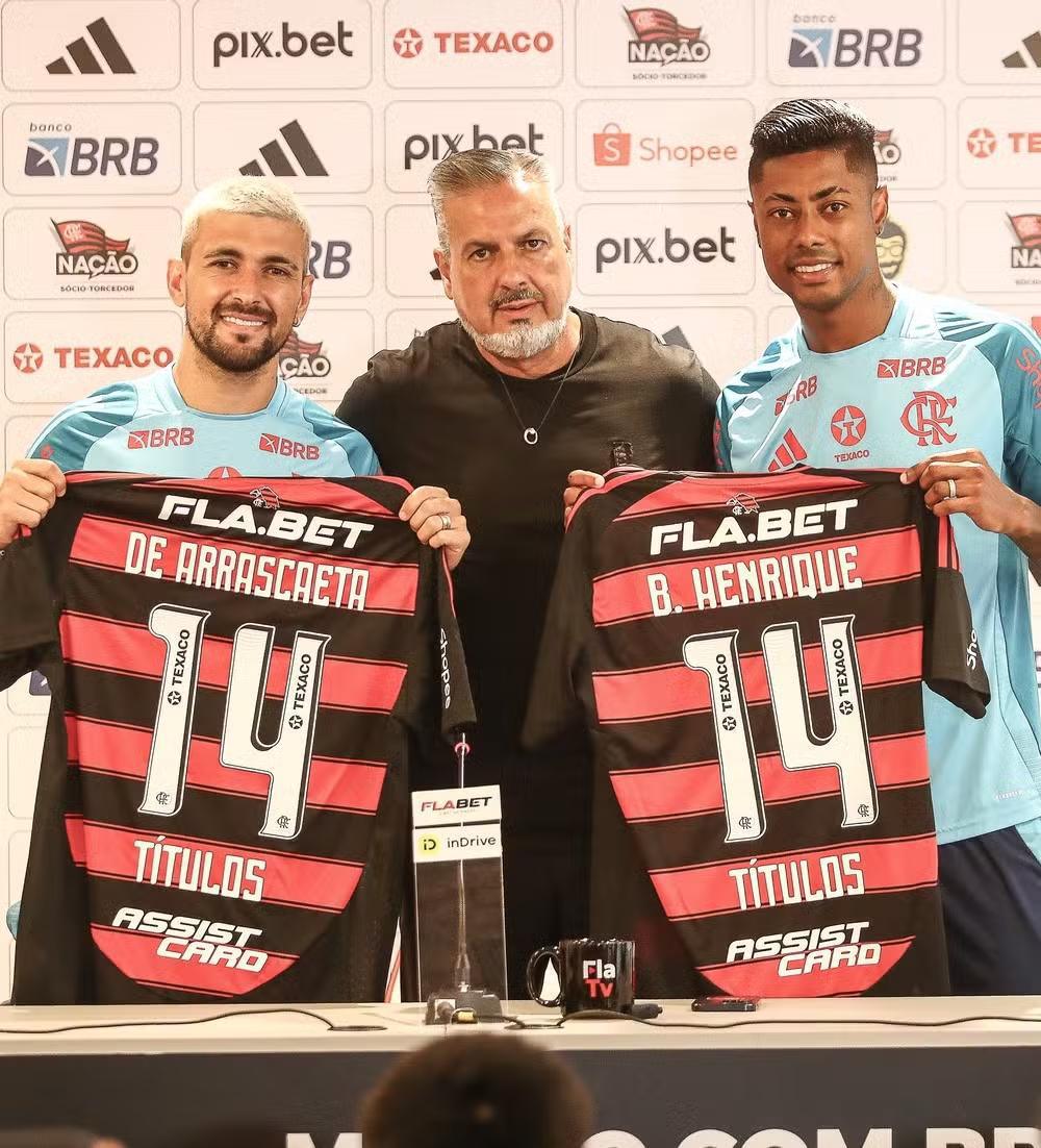 Arrascaeta e Bruno Henrique são homenageados por marca histórica de títulos no Flamengo